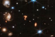 “Ponto de interrogação” cósmico é encontrado em imagem de telescópio da Nasa