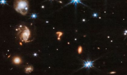 "Ponto de interrogação" cósmico é encontrado em imagem de telescópio da Nasa