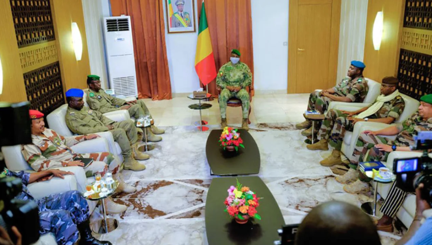 A Presidência do Mali postou fotos e uma declaração no Facebook, anunciando que o presidente de transição do país, Assimi Goïta, entrevistou uma grande delegação militar nigeriana na quarta-feira. / Presidência do Mali