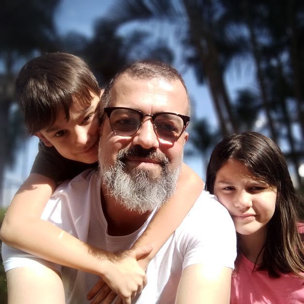 Rafael Stein, de 44 anos, mora em Serra Negra (SP). Ele se tornou pai solo após a perda da esposa para o câncer de mama, há cinco anos / Arquivo pessoal