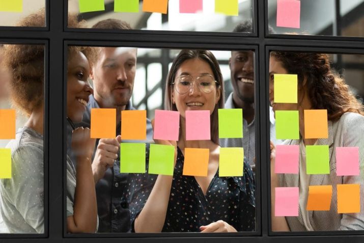 Entenda a diferença entre Scrum e Agilidade / Imagem: Shutterstock/fizkes