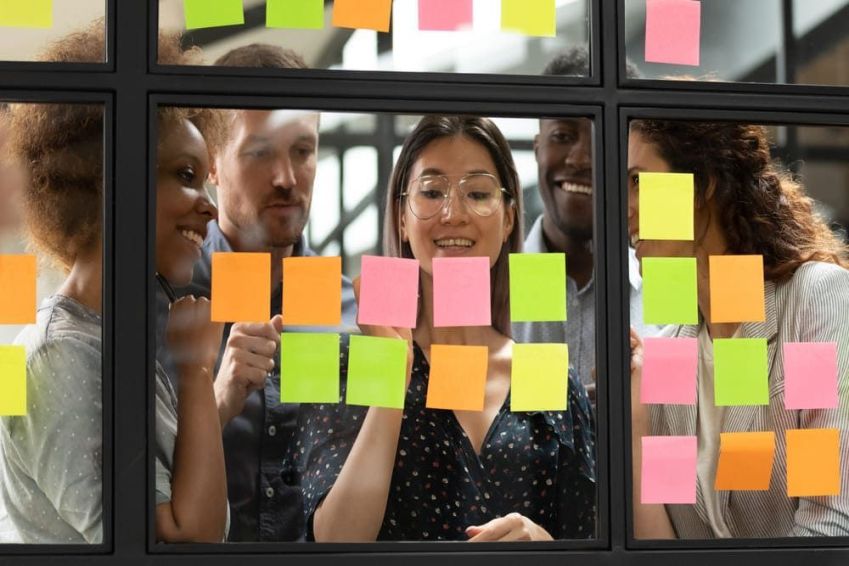 Entenda a diferença entre Scrum e Agilidade / Imagem: Shutterstock/fizkes