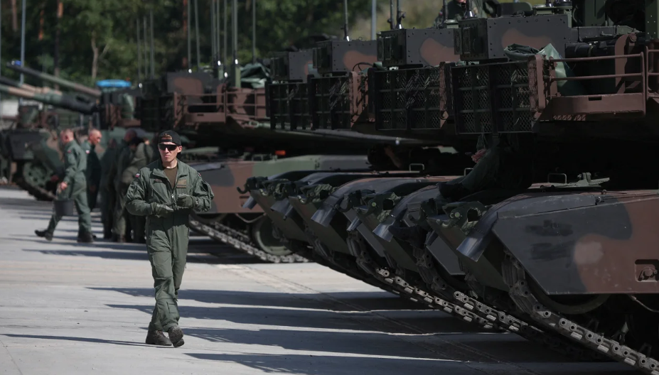 soldado polones em preparacao de desfile