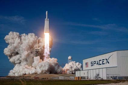 Foguete da Space X é lançado de base de lançamentos