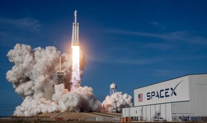 Foguete da Space X é lançado de base de lançamentos