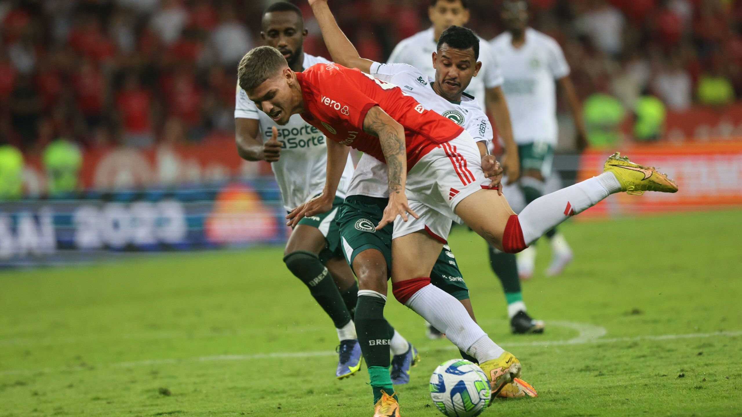 Goiás e Inter se enfrentam neste sábado pelo Brasileirão