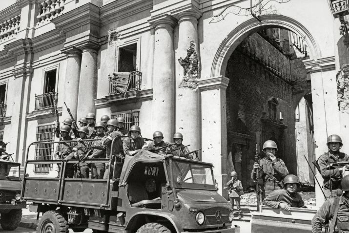 Palácio de La Moneda bombardeado / Evandro Teixeira/Acervo IMS
