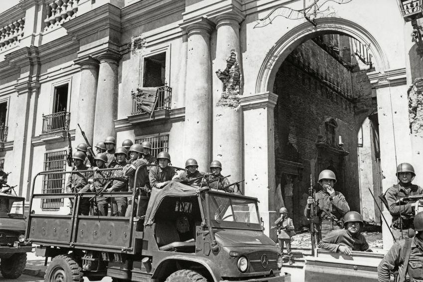Palácio de La Moneda bombardeado / Evandro Teixeira/Acervo IMS
