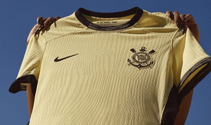 Corinthians apresenta 3ª camisa inspirada nas ligações do clube com o movimento "Diretas Já"