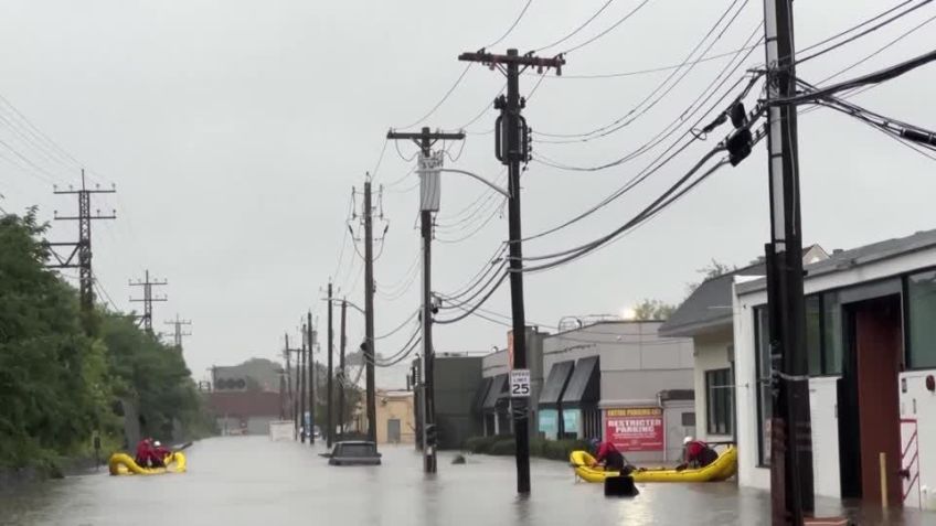 Chuvas recordes sobrecarregaram o sistema de esgoto da cidade de Nova York na sexta-feira, causando uma onda de enchentes pelas ruas / Reuters