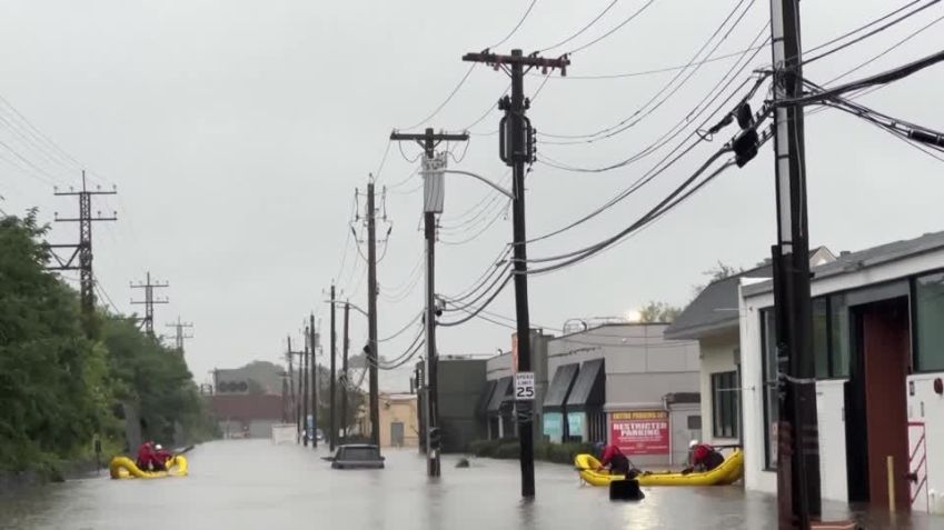 Chuvas recordes sobrecarregaram o sistema de esgoto da cidade de Nova York na sexta-feira, causando uma onda de enchentes pelas ruas / Reuters