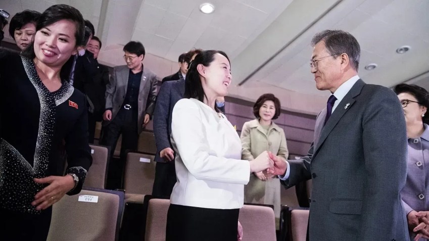 O presidente sul-coreano Moon Jae-in (à direita) aperta a mão de Kim Yo-Jong (no meio), irmã do líder norte-coreano Kim Jong-Un, em 2018 / Handout/South Korean Presidential Blue House