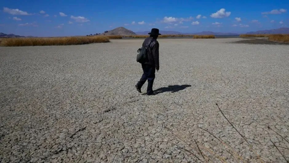 230817162754-01-lake-titicaca-drought-072723