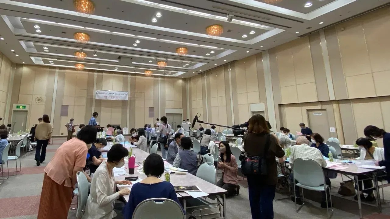Os pais participam de uma sessão de encontros para seus filhos adultos, organizada pela Associação de Pais de Informações sobre Propostas de Casamento em Osaka / Junko Fukutome/CNN