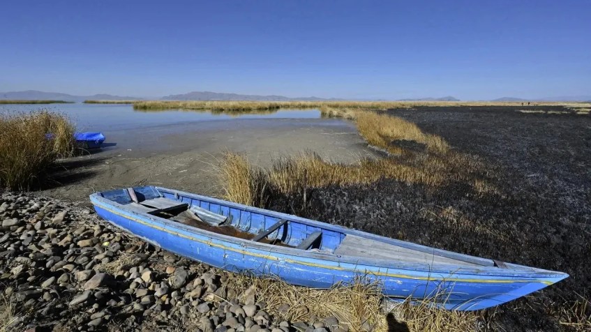 Canais normalmente utilizados por barcos não são mais navegáveis no lago Titicaca / Aizar Raldes/AFP/Getty Images/CNNe