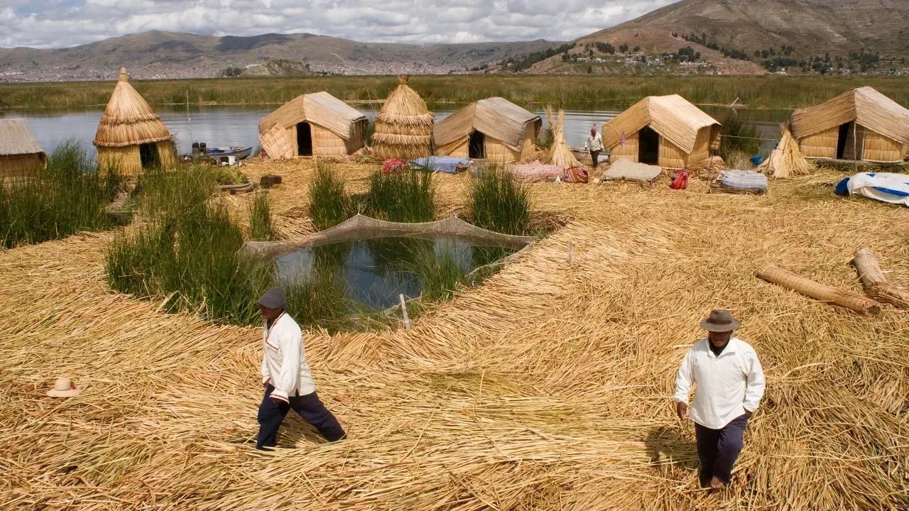 Uma ilha dos indígenas uros, feita de junco, fotografada em 2019, no lago Titicaca / Sergi Reboredo/VWPics/AP/CNNe