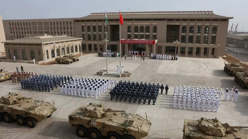 Esta foto tirada em 1º de agosto de 2017 mostra o pessoal do Exército de Libertação do Povo Chinês participando da cerimônia de inauguração da nova base militar da China em Djibuti / Stringer/AFP/Getty Images