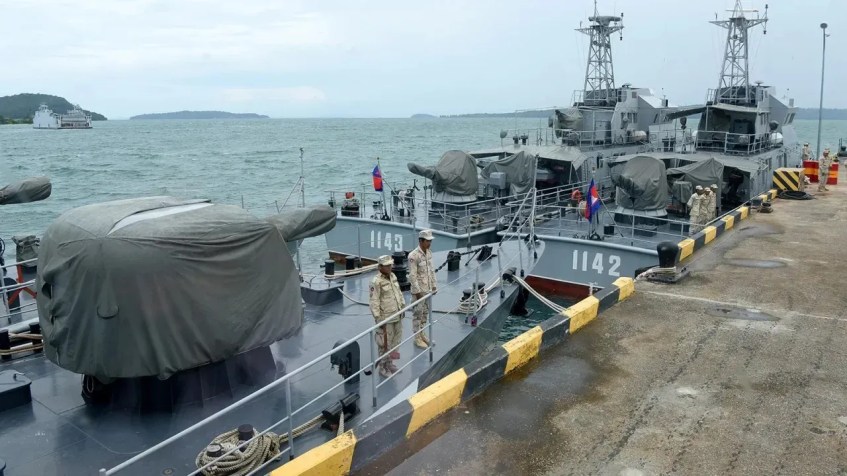 Pessoal naval cambojano é visto em barcos atracados em um cais na base naval de Ream, na província de Preah Sihanouk, em 26 de julho de 2019, durante uma visita de imprensa organizada pelo governo / Tang Chhin Sothy/AFP/Getty Images