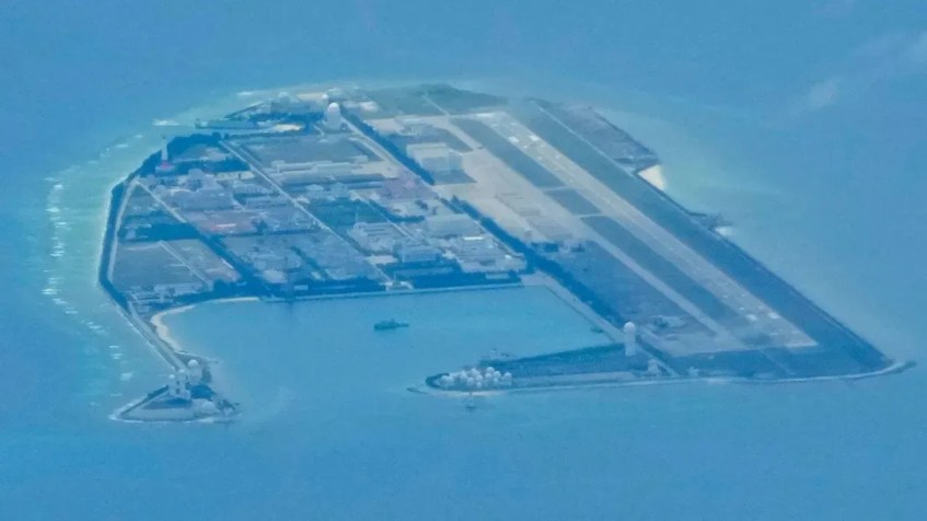 Estruturas e edifícios chineses na ilha artificial de Mischief Reef, no grupo de ilhas Spratlys, no Mar do Sul da China / Aaron Favila/AP