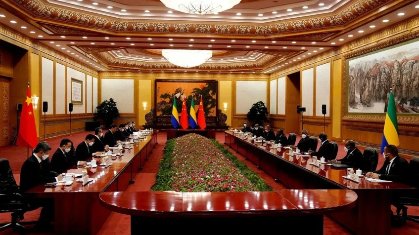 Uma visão geral mostra o presidente chinês Xi Jinping e o agora deposto presidente do Gabão, Ali Bongo Ondimba, realizando uma reunião no Grande Salão do Povo em 19 de abril de 2023, em Pequim, China / Ken Ishii/Getty Images