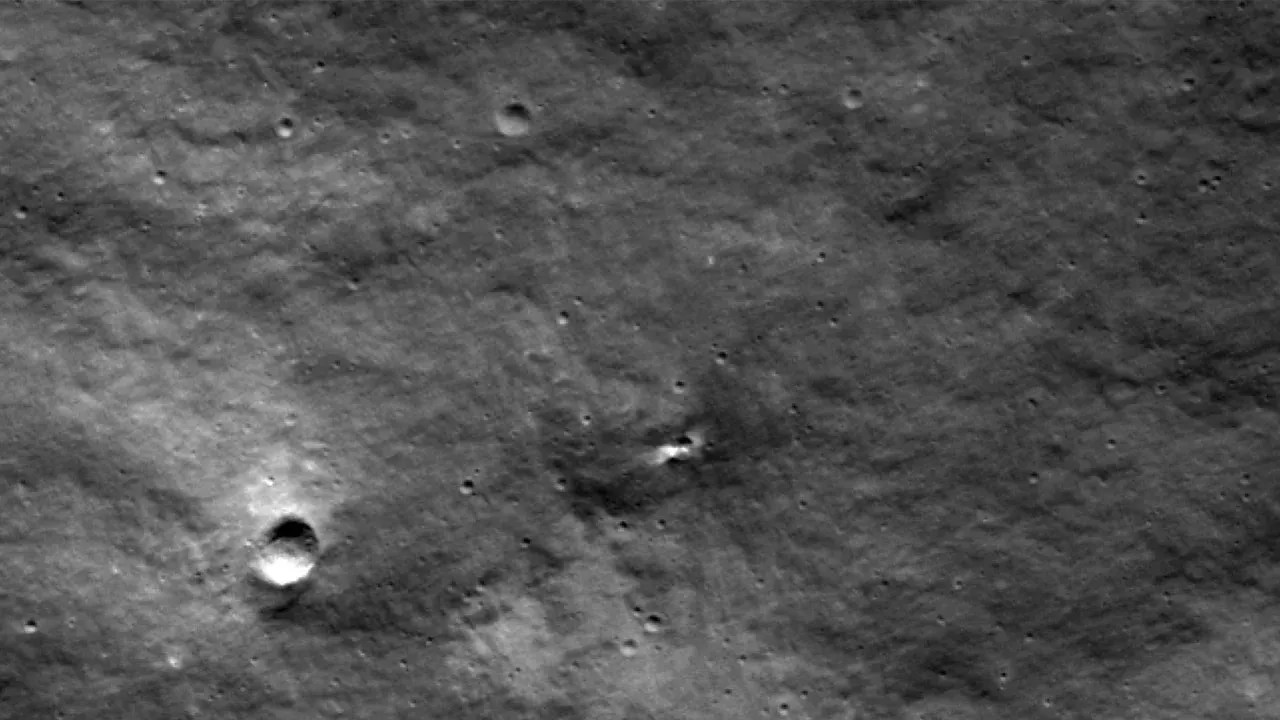 Foto tirada pelo Lunar Reconnaissance Orbiter mostra cratera na Lua que teria sido criada por queda de espaçonave russa