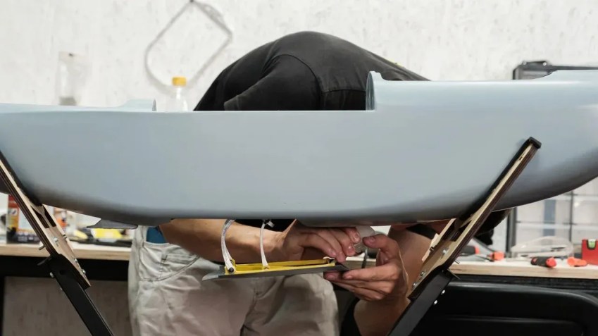 Um homem trabalha em uma fábrica de drones em Kiev, na Ucrânia / CNNi