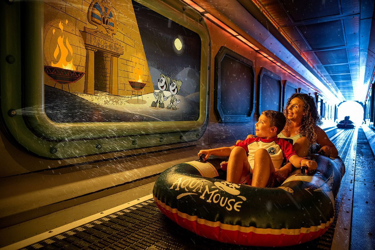 Atrações aquáticas são praticamente obrigatórias nos novos cruzeiros. “AquaMouse - Curse of the Golden Egg” irá "apresentar uma história totalmente nova, levando Mickey Mouse e Minnie Mouse numa aventura alucinante num templo antigo”, disse a Disney. / Disney Cruise Line