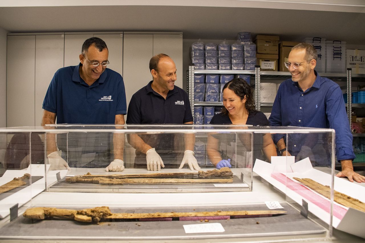 Amir Ganor (esquerda), Eitan Klein (centro-esquerda), Oriya Amichay (centro-direita) e Amir Ganor (direita). / Yoli Schwartz/Israel Antiquities Authority.