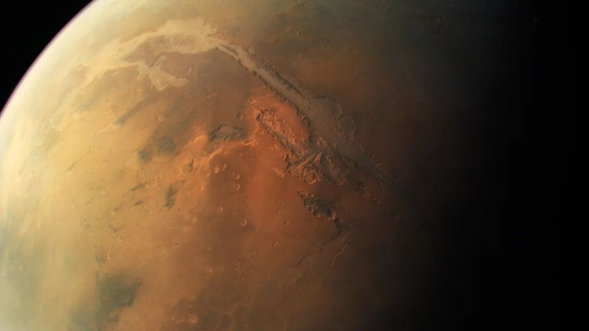 Novas imagens mostram detalhes da topografia de Marte, como o Valles Marineris, que é conhecido como o “Grand Canyon de Marte”, com detalhes impressionantes. / EMM/EXI/Dimitra Atri/NYU Abu Dhabi Center for Astrophysics and Space Science