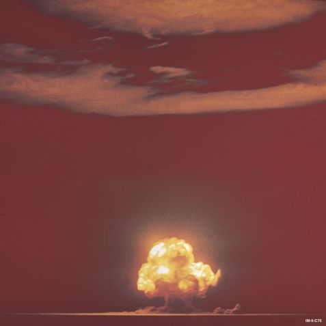 Uma fotografia colorida da nuvem em forma de cogumelo Trinity de 16 de julho de 1945 - e o mundo nunca mais seria o mesmo / National Security Research Center