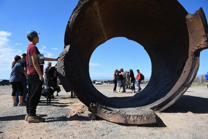 O resto do contêiner usado para conter a primeira bomba atômica testada é visto durante uma visitação pública no sábado, 15 de outubro de 2022 / Matt McClain/The Washington Post/Getty Images