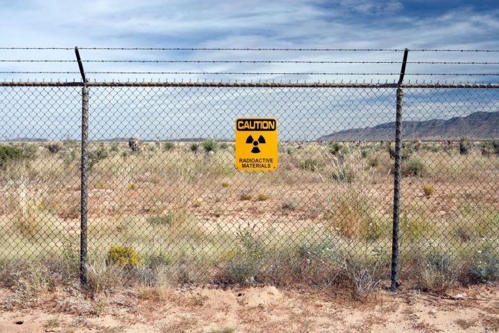 Um sinal de alerta alerta sobre materiais radioativos no Trinity Site, no Novo México, em 2008 / Jonathan Larsen/Diadem Images/Alamy Stock Photo