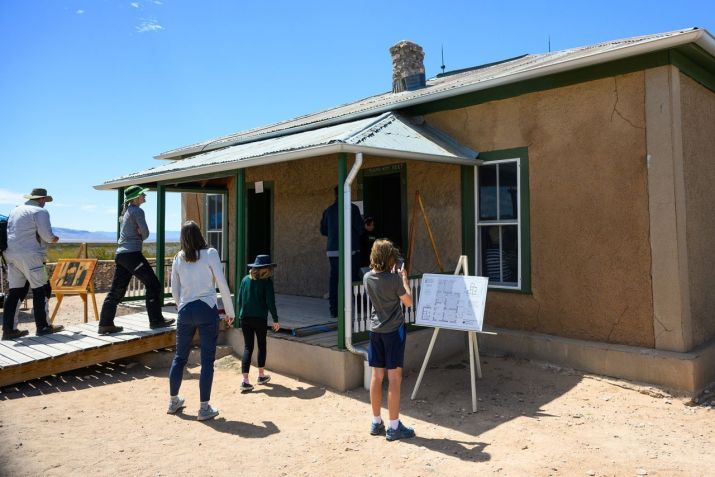 Turistas visitam a casa da fazenda McDonald no Trinity Site em White Sands, Novo México, em 1º de abril de 2023 / Sam Wasson/Sipa USA/AP