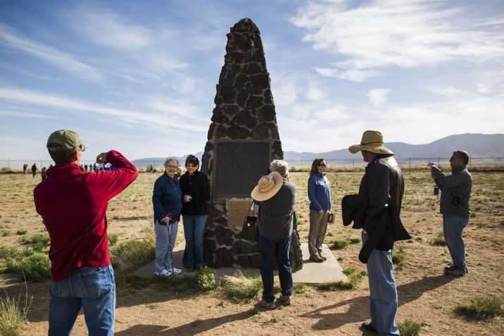 Turistas posam no Marco Zero, marcado por um obelisco de pedra negra, em abril de 2015 / Jim Lo Scalzo/EPA/Shutterstock