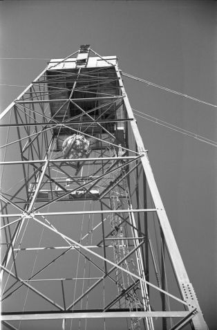 O Gadget foi içado até o topo de uma torre de aço de 30 metros. A altura daria uma indicação melhor de como a bomba se comportaria quando lançada de um bombardeiro, já que a detonação no ar maximizaria a quantidade de energia aplicada diretamente ao alvo / Los Alamos National Laboratory