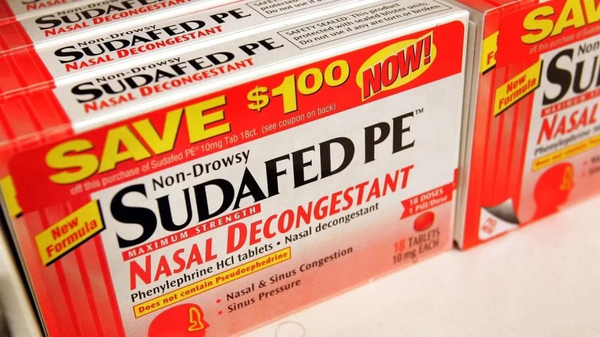 Nesta foto de 2006, o descongestionante nasal Sudafed PE é exibido em uma prateleira de uma loja Walgreens em Chicago, Illinois / Tim Boyle/Getty Images/Arquivo CNNi