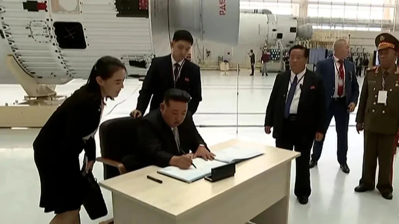 A irmã de Kim Jong Un está ao lado do líder norte-coreano no Cosmódromo Vostochny, na região de Amur, na Rússia, em 13 de setembro de 2023 / Kremlin