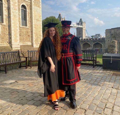 Aqui está Clawson no dia de sua formatura na faculdade com seu pai Yeoman Warder / Megan Clawson/Arquivo Pessoal