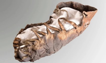 Arqueólogos descobrem sapato de criança de 2 mil anos com cadarços intactos