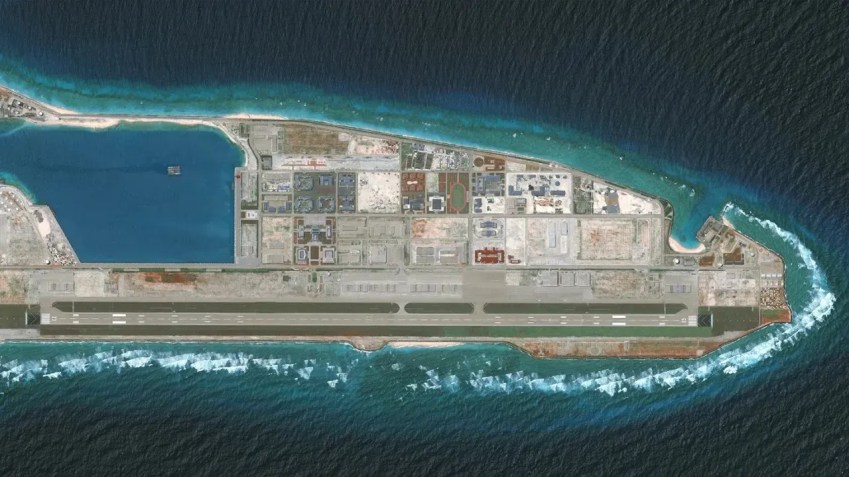 A China recuperou terras no recife Fiery Cross, na parte ocidental do grupo das Ilhas Spratly, e construiu uma pista que foi concluída em 2018 / DigitalGlobe/ScapeWare3d/Maxar