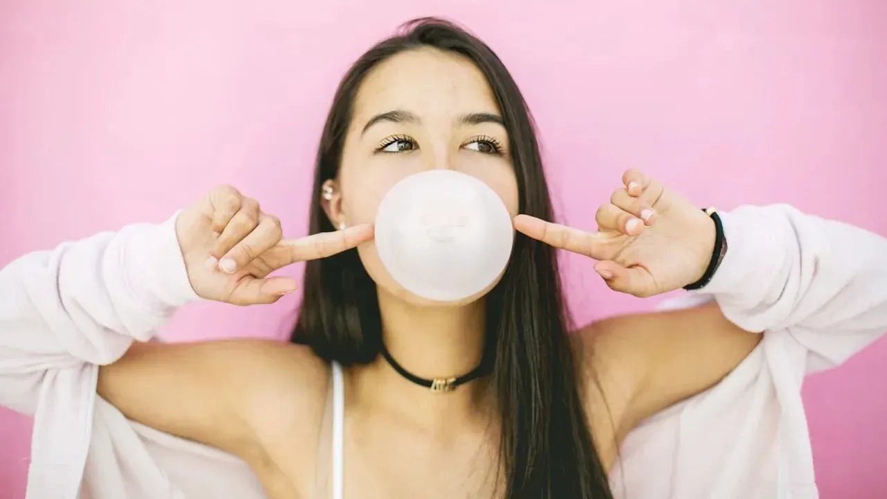 230925120155-swallowing-gum-wellness-stock