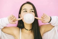 Chiclete realmente fica no estômago por 7 anos se o engolirmos?