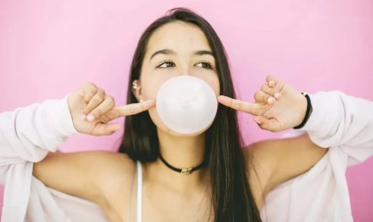Chiclete realmente fica no estômago por 7 anos se o engolirmos?
