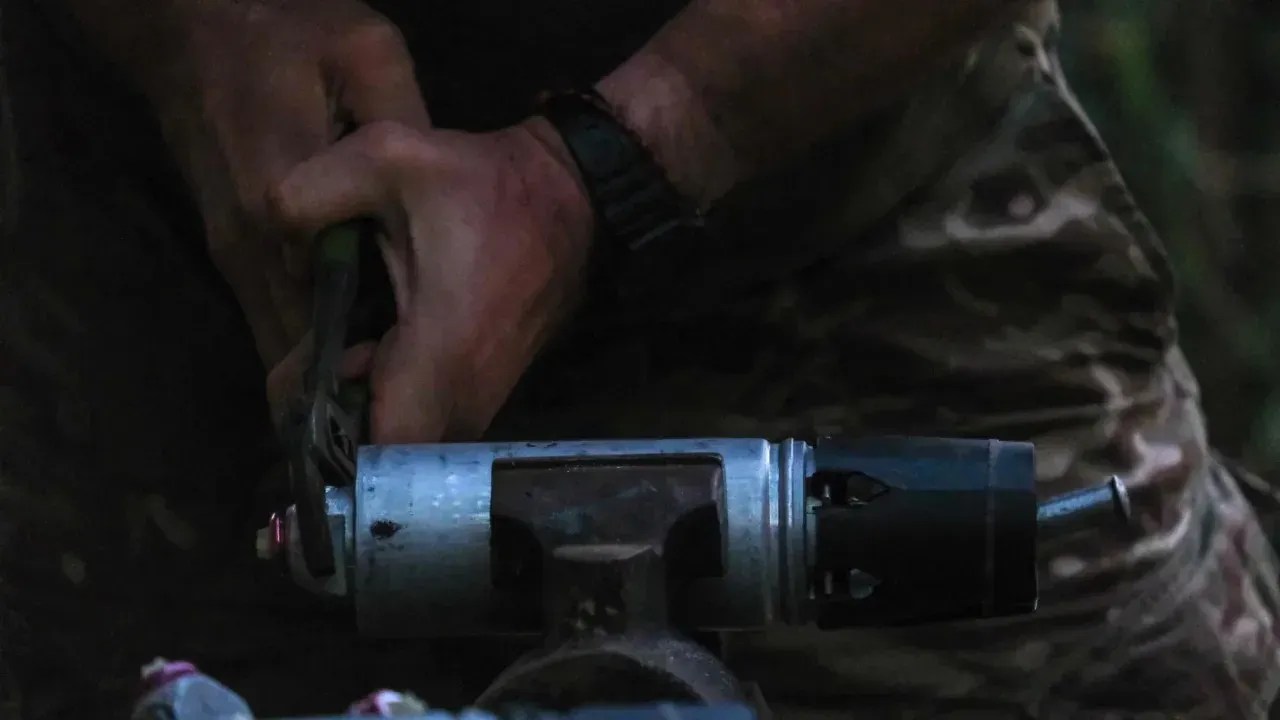 Um soldado ucraniano remove a segurança de uma bomba smerch. Este tipo de munição é carregado em drones e depois lançado em posições russas / CNN