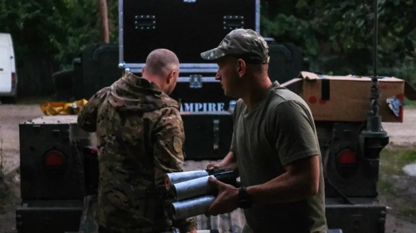 Soldados ucranianos carregam drones e munições na traseira de um Humvee doado pelos EUA antes de um ataque noturno / CNN