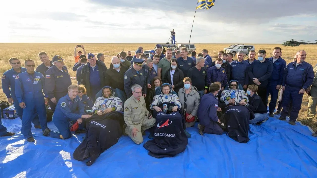 O astronauta da NASA Frank Rubio (à esquerda) e os cosmonautas da Roscosmos Sergey Prokopyev (centro) e Dmitri Petelin sentam-se em cadeiras do lado de fora da espaçonave Soyuz MS-23 depois de pousarem em uma área remota perto da cidade de Zhezkazgan, no Cazaquistão / Bill Ingalls/NASA