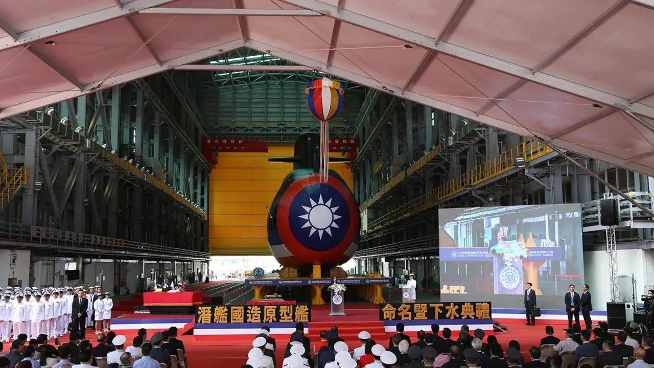 A presidente de Taiwan discursa na cerimônia de lançamento do primeiro submarino construído no país, em Kaohsiung, em 28 de setembro. / Eric Cheung/CNN