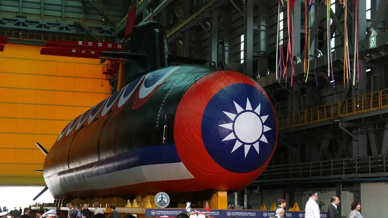 Taiwan revela seu primeiro submarino construído internamente, 'Narwhal', em um estaleiro em Kaohsiung em 28 de setembro.