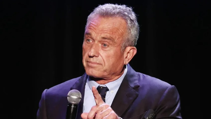 Robert F. Kennedy Jr. em evento do Mês da Herança Hispânica no Wilshire Ebell Theatre em 15 de setembro de 2023 em Los Angeles, Califórnia • Mario Tama/Getty Images