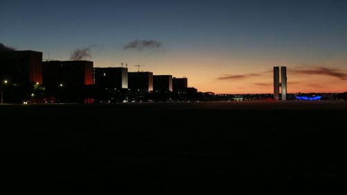 Início do amanhecer sobre o Congresso Nacional, na Esplanada dos Ministérios, em Brasília